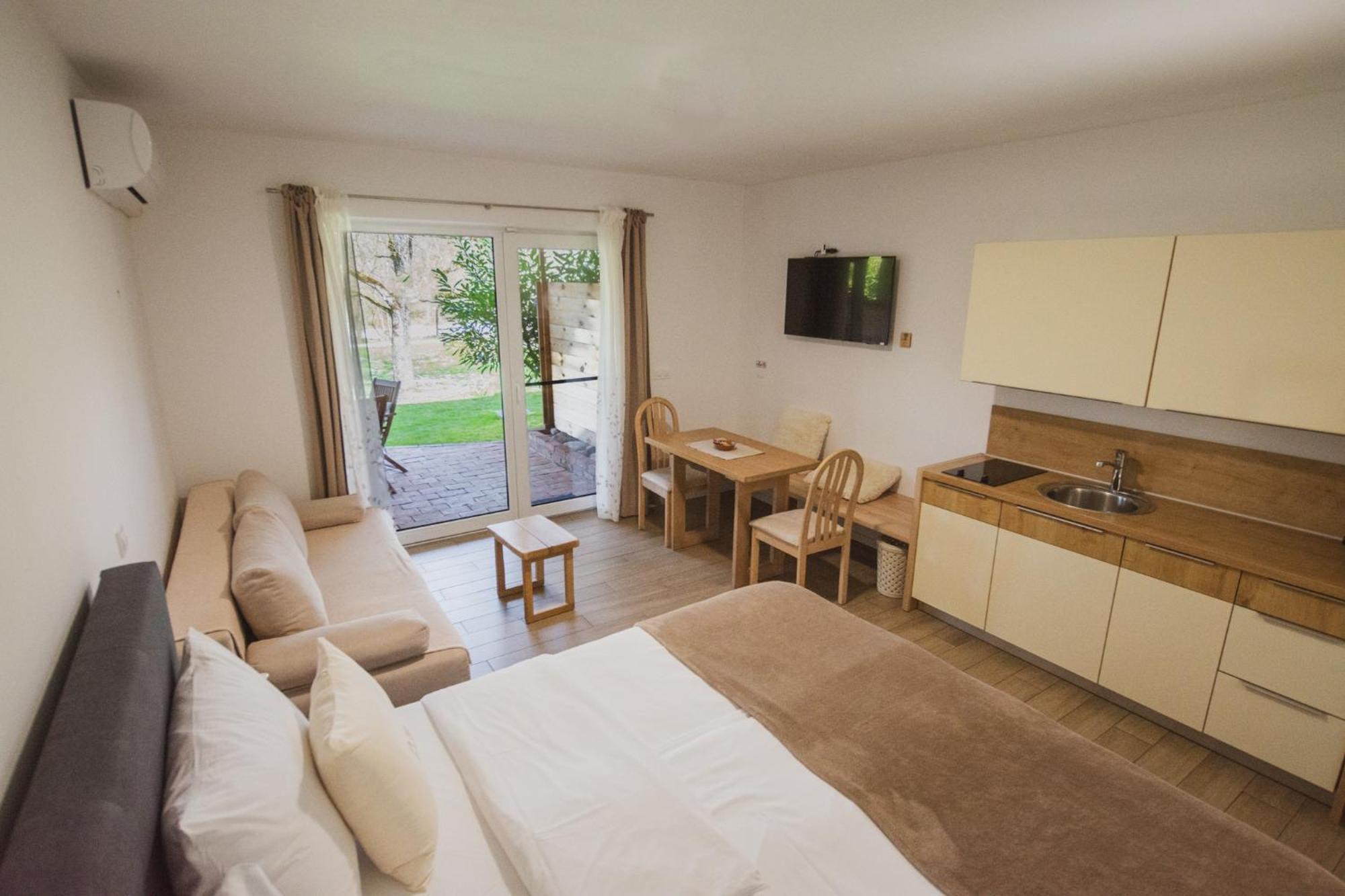 Pr'Fik Apartments Kranj Zimmer foto
